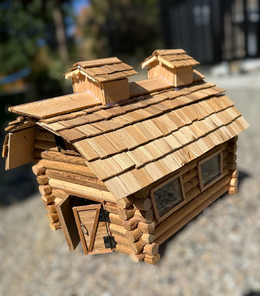 LB - Cedar Log Cabin Decor