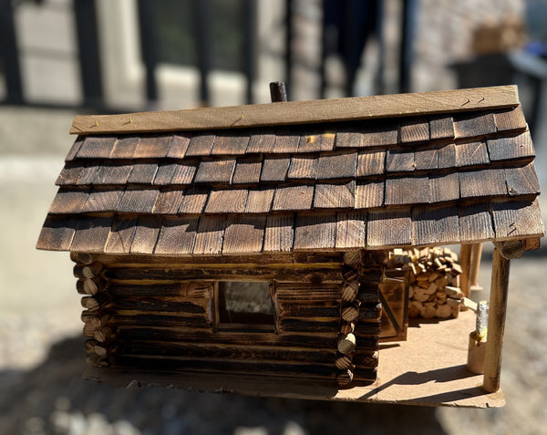 LB - Small rustic handmade log cabin side